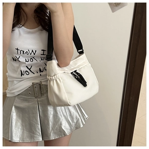 Détail d'un sac à bandoulière en nylon blanc avec plis à cordon et poches latérales