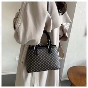 Detail der Vintage-Einkaufstasche mit geometrischem Muster und Lederbesatz
