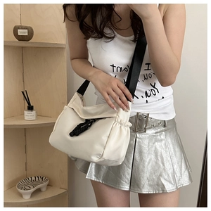 Grand sac fourre-tout blanc avec détails de cordage noir et large bandoulière en gros plan