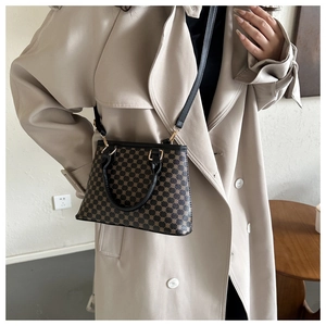 Details der französischen Vintage-Tragetasche mit braunem Punktmuster und Goldbeschlägen