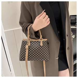 Retro Umhängetasche mit geometrischem Muster, braunen Ledergriffen und goldener Hardware