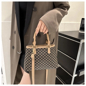 Detail der Handtasche mit Vintage-Geometriemuster und hellgoldenen Beschlägen