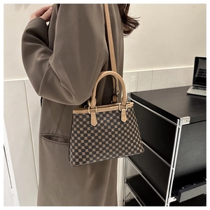 Detailaufnahme der Vintage-Tragetasche mit geometrischem Muster und Lederriemen