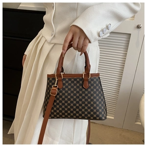 Detailansicht der Vintage-Umhängetasche mit Monogramm, goldenen Details und braunem Leder