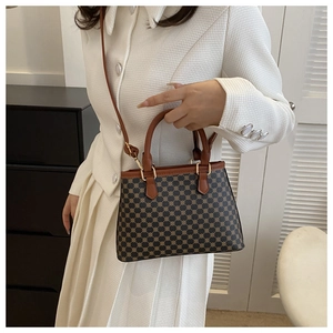 Details der Vintage-Einkaufstasche mit geometrischem Kreismuster und Ledergriffen
