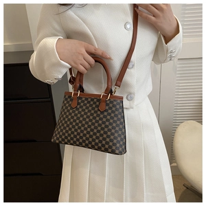 Nahaufnahme der französischen Vintage-Tragetasche mit geometrischem Muster und Lederdetails