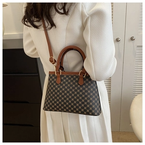 Französische Retro-Einkaufstasche mit braunem Geometrie-Print und Gold-Hardware
