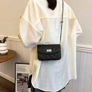 Sac bandoulière noir matelassé pour femme avec chaîne argentée, style chic 2024