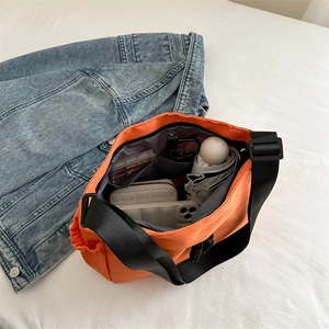 Grand sac bandoulière orange en nylon avec compartiments pour objets du quotidien