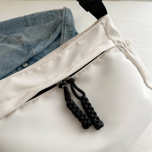 Sac bandoulière blanc minimaliste en nylon avec fermetures éclair noires tressées