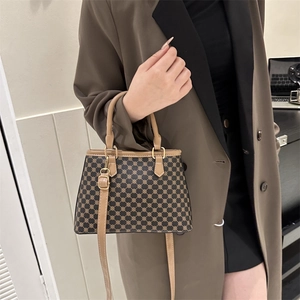 Französische Vintage-Tragetasche mit Polka-Dot-Muster und Lederriemen als Umhängetasche