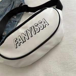 Weiße lässige Crossbody-Brusttasche mit schwarzem Rand und FANYISSA-Logo