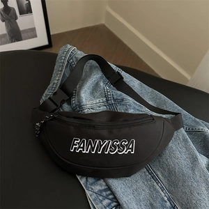 Minimalistische schwarze Nylon-Halbmond-Brusttasche mit verstellbarem Gurt und Logo