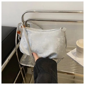 Détails du sac à bandoulière argenté avec perles ambrées et texture douce plissée