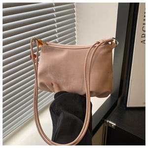 Détail du sac croissant plissé rose avec perles ambrées et longue bandoulière fine