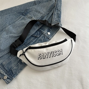 Witte unisex borsttas met FANYISSA-logo en verstelbare zwarte schouderriem