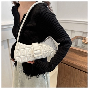 Gros plan du sac à bandoulière matelassé blanc avec boucle carrée sur un mannequin