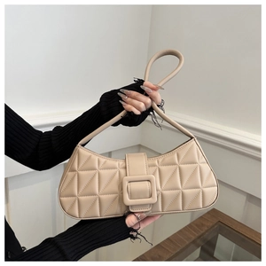 Dettaglio cuciture a triangolo e fibbia quadrata su borsa in pelle opaca color beige