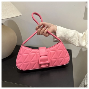 Dettaglio borsa baguette rosa trapuntata con grande fibbia quadrata e manico superiore