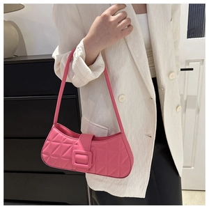 Dettaglio della borsa baguette trapuntata rosa con fibbia quadrata e texture in pelle