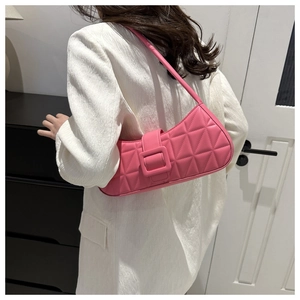 Vue détaillée du sac à bandoulière rose matelassé avec boucle carrée sur le mannequin