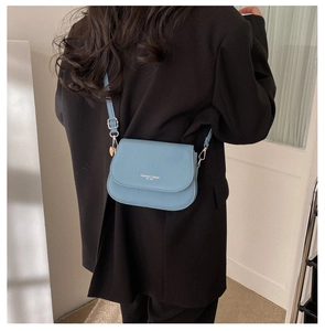 Détail du sac selle bleu clair avec logo Fashion Trend et bandoulière réglable