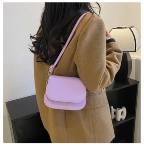 Détail d'un sac à bandoulière en cuir violet clair avec logo Forever Young doré