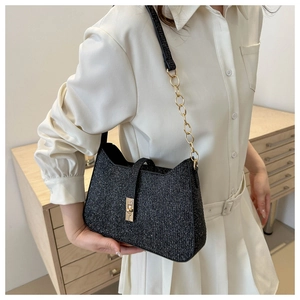 Détail du sac épaule pailleté noir avec fermoir doré et bandoulière en chaîne