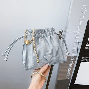 Sac Seau Matelassé en Cuir PU pour Femmes Cordon de Serrage Sac à Épaule Avec Chaîne Dorée Sac à Bandoulière Mode pour Quotidien