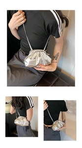 Détails du sac nuage argenté métallisé avec design plissé et fine bandoulière réglable