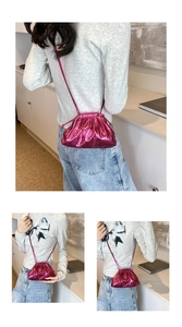Détails d'une pochette nuage plissée rose fuchsia métallisée avec bandoulière fine