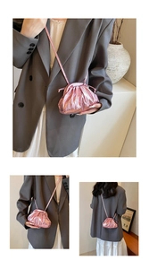 Vues détaillées du sac à plis rose métallisé montrant le profil avant et latéral