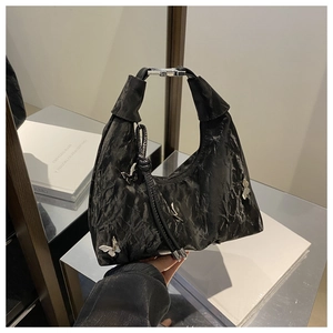 Détails du sac Hobo plissé noir avec breloques papillon argentées et finitions métal