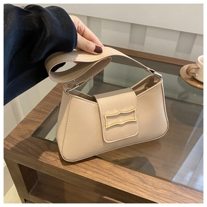 Détail du sac hobo croissant beige avec boucle dorée et texture en cuir synthétique