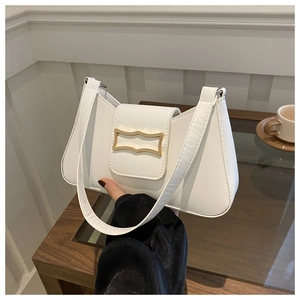 Sac sous le bras élégant en cuir blanc avec boucle dorée pour mode féminine printemps 2024