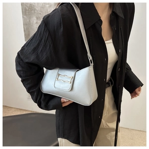 Sac sous le bras argenté métallisé avec boucle ondulée et design minimaliste élégant