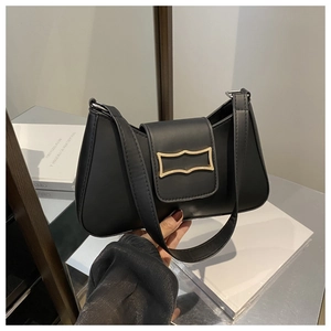 Détail d'un sac d'épaule en cuir PU noir avec une boucle métallique rectangulaire dorée