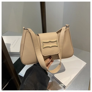 Détail du sac sous le bras beige avec boucle dorée et finition lisse en similicuir