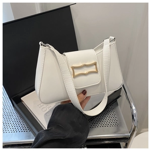 Détail d'un sac à bandoulière en cuir blanc avec une boucle rectangulaire dorée