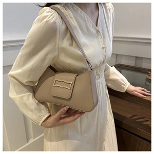 Détail du sac sous l'aisselle kaki minimaliste avec boucle en métal doré porté