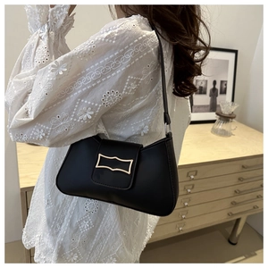 Sac sous le bras noir chic avec boucle dorée géométrique et finition mate pour femme