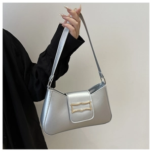 Détail du sac croissant argenté avec boucle dorée et fine bandoulière élégante