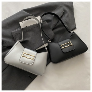 Sacs sous le bras en cuir minimaliste noir et argent avec boucles dorées ondulées