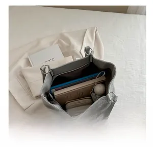 Vue de dessus du grand sac cabas gris montrant l'intérieur spacieux avec tablette et livre