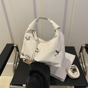 Sac hobo blanc avec papillons en métal argenté et poignée supérieure nouée