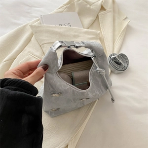Sac sous le bras gris plissé chic avec breloque animalière et bandoulière amovible