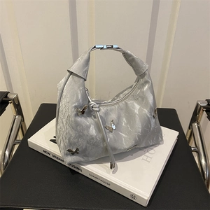 Sac à main Hobo argenté plissé avec ornements papillons 3D et boucle réglable
