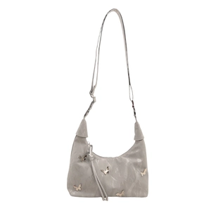 Sac à bandoulière gris plissé avec cinq ornements papillons en métal sur fond blanc