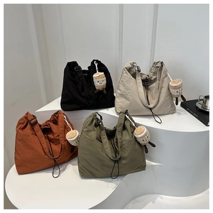 Borse a secchiello minimaliste in nylon in quattro colori con coulisse e ciondoli
