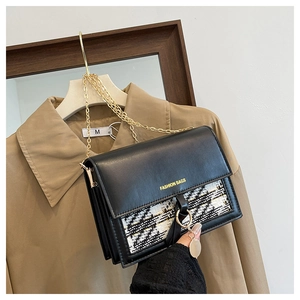 Detail of crossbody bag with woven fabric texture, gold chain and FASHION BAGS text